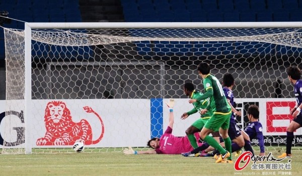  勒沃库森遭遇争议判罚，少一人作战仍顽强扳平  